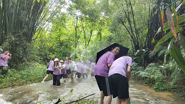 陳楷如：觀戰(zhàn)！“濕身”快樂(lè)！.jpg